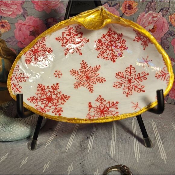 DECOUPAGE CLAM SHELL DECOUPAGE RED SNOWFLAKES ❄️ ON A CLAM SHELL TRINKET DISH - Picture 1 of 11